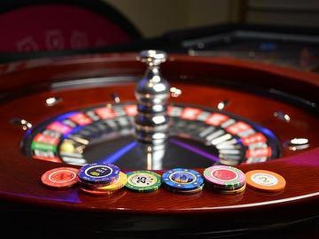Bingo Card ပေါ်တွင် ဂဏန်းများ ဖြည့်နေသော ကစားသူတစ်ဦး၏ပုံ